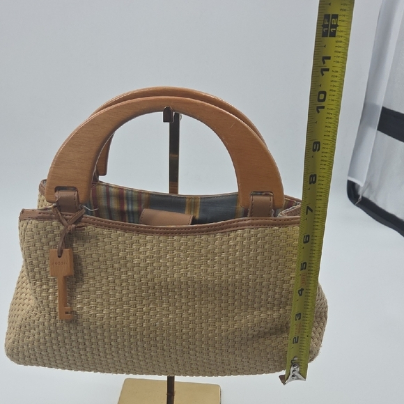 Elegant Tan Woven Fossil Bag with Wooden Handles - Picture 14 of 16